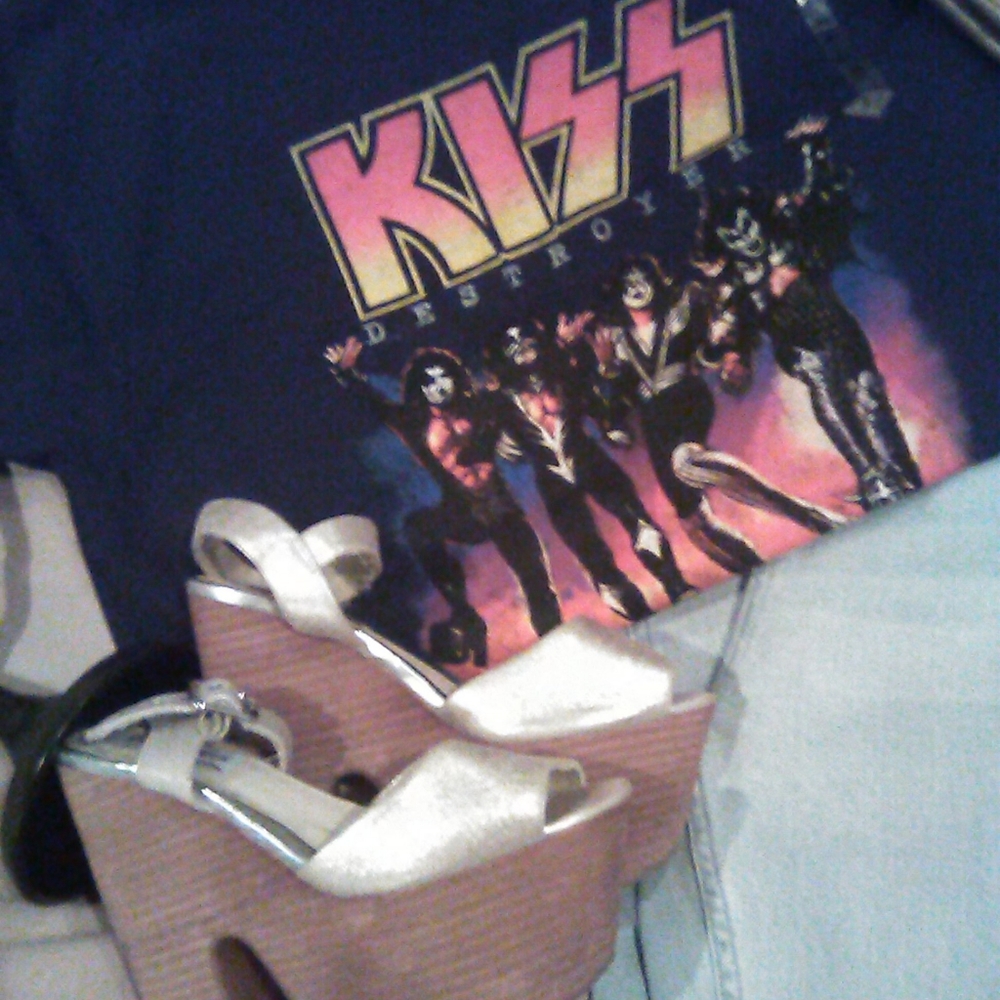 Brand new Kiss band graphic t-shirt - Picture 2 of 3